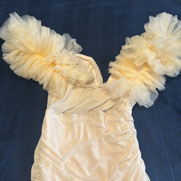 Elegant Cream Dress with Ruffled Sleeves - Picture 2 of 7